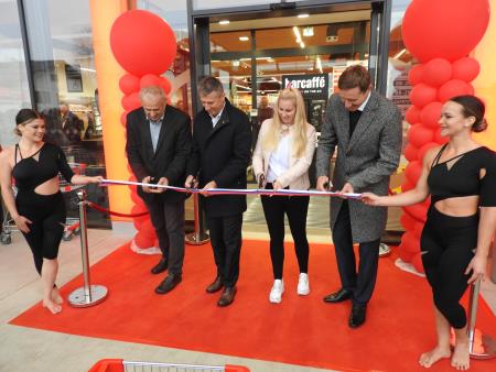 Trenutek slovesne  otvoritve nove trgovine Spar v Cerkljah